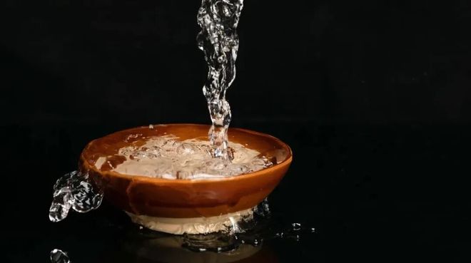 “白酒老登”集体狂欢，背地里连高分红都扛不住了