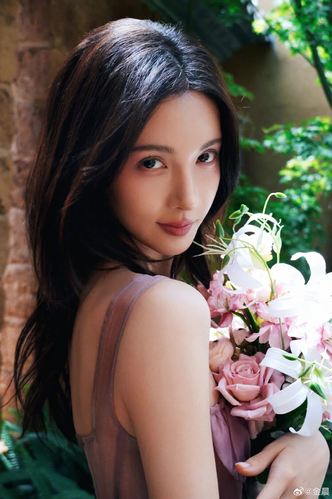 女演员金晨道歉！警方通报：金某驾车为避让犬只发生事故，脸部受伤急于就医打车离开，助理徐某青谎称自己是驾驶员，不存在骗保事实