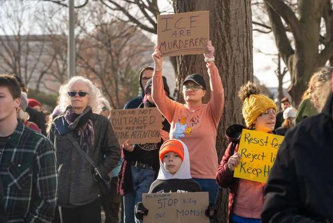 特朗普：“上任365天，365项胜利”