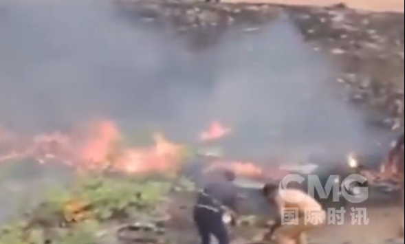 突发：印度一飞机降落时失控坠毁，撞地后燃起大火，机上人员全部遇难，包括一名官员