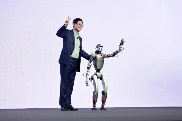 联想“乐享壹号”百店行南京站，机器人秀太极引领消费新体验