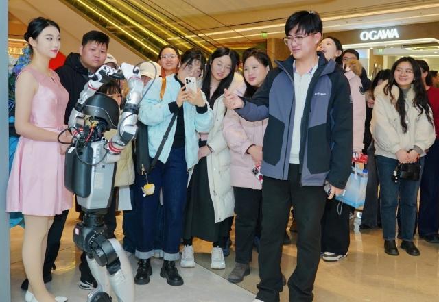 联想“乐享壹号”百店行南京站，机器人秀太极引领消费新体验