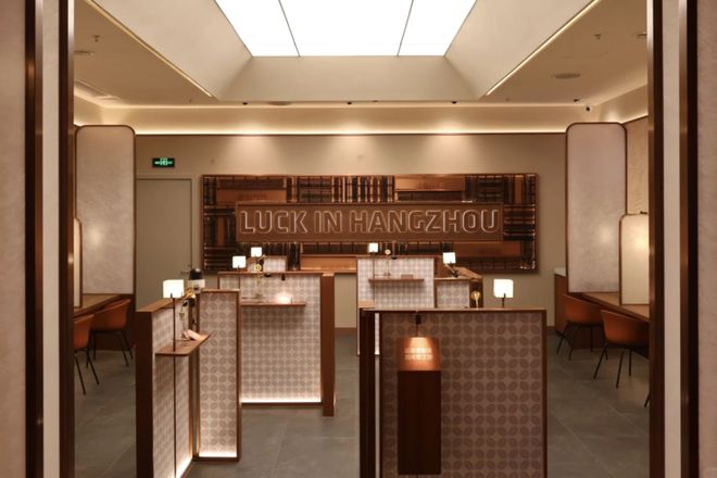 瑞幸新开了家「超豪华自习室」艳压星巴克，打工人狂喜但翻半天都找不到插座和Wi-Fi？