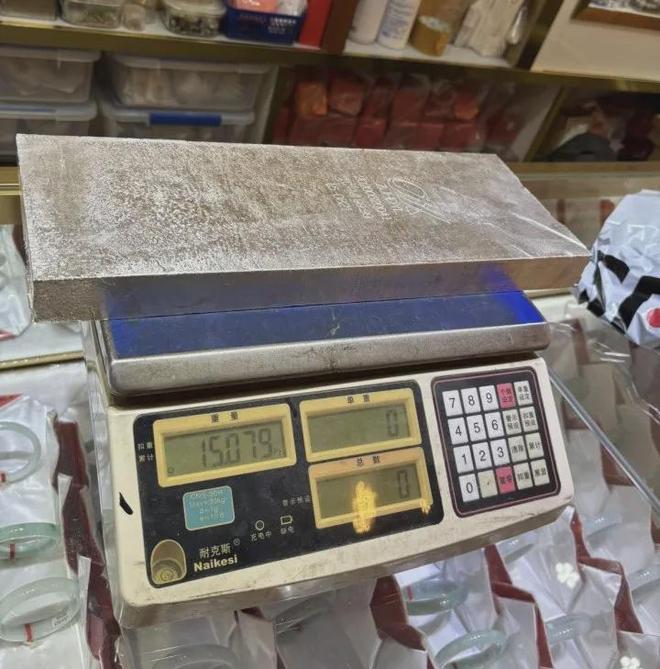 杭州有人一口气花30多万买走15公斤银砖,还有人手中的银币“半年多时间暴涨20倍”!“疯狂的白银”,还能走多远? 杭州有人一口气花30多万买走15公斤银砖,还有人手中的银币“半年多时间暴涨20倍”!“疯狂的白银”,还能走多远?