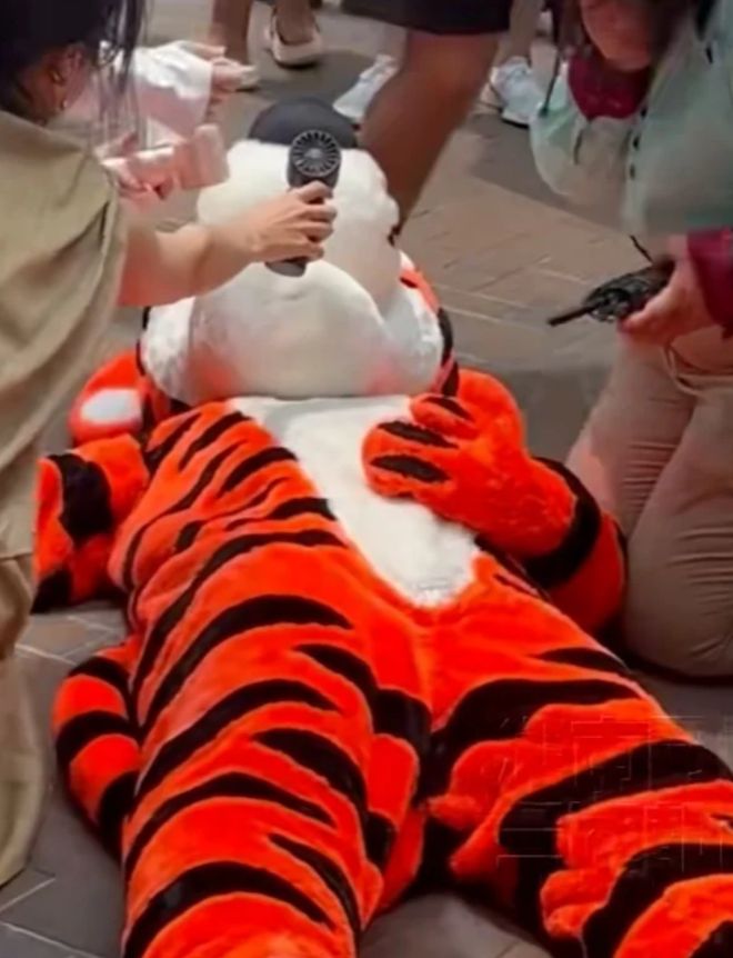 迪士尼的“毒皇后”把游客骂爽了,让角色飞升的扮演者反而被辞退惹怒多少人? 迪士尼的“毒皇后”把游客骂爽了,让角色飞升的扮演者反而被辞退惹怒多少人?