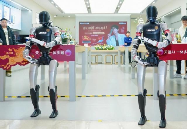 联想“乐享壹号”百店行南京站，机器人秀太极引领消费新体验
