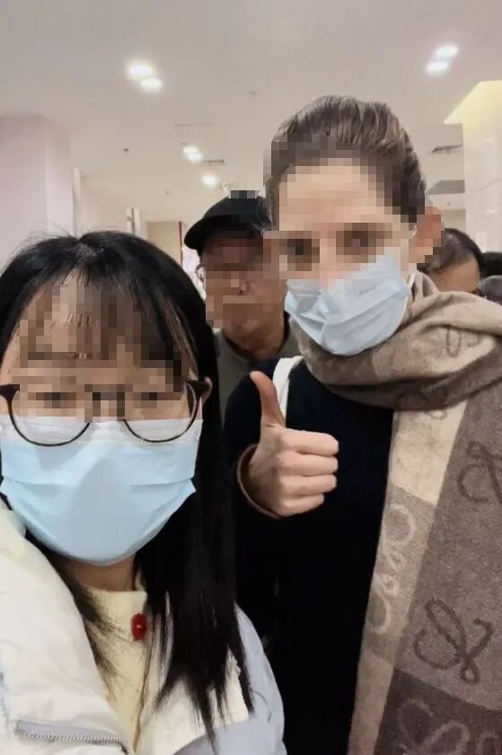 外国人来中国就医火了！美国女孩打飞的到上海治病，不用再等两个月，花费1364元，回国能报销