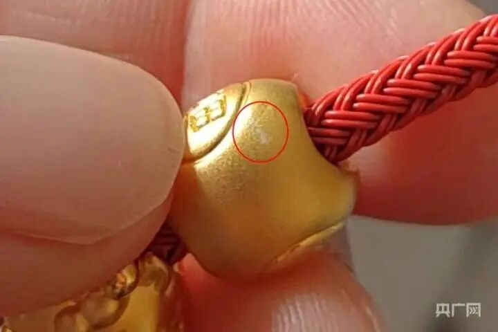 消费者称“足金挂坠检出铁”，周生生去检测了，刚刚公布报告