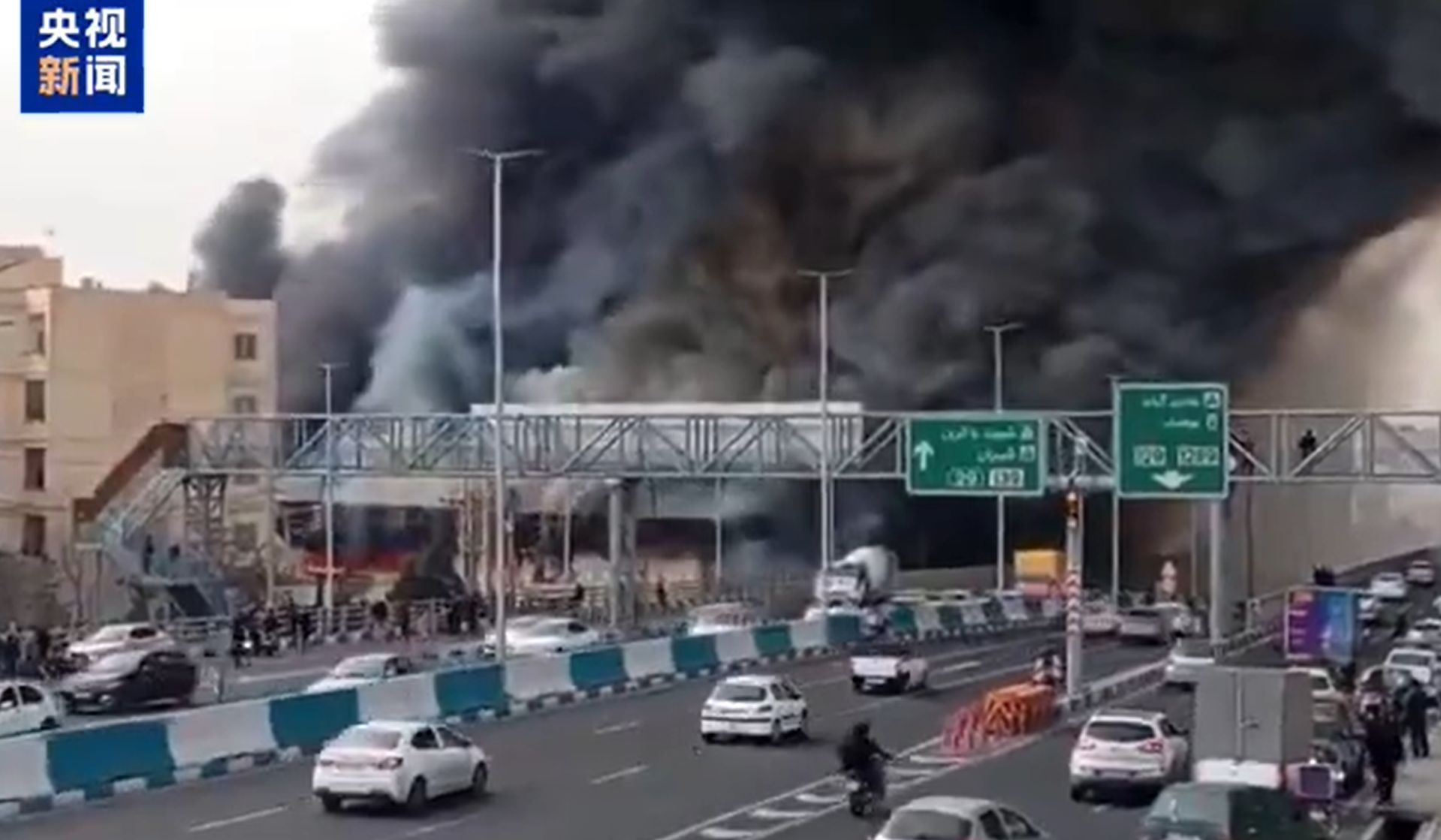 突发！伊朗首都一购物中心发生大火，现场冒出浓烟，集市内约有200个摊位在营业