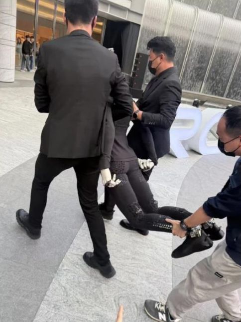 小鹏机器人首秀 “摔了”？何小鹏回应“想起孩子学步”